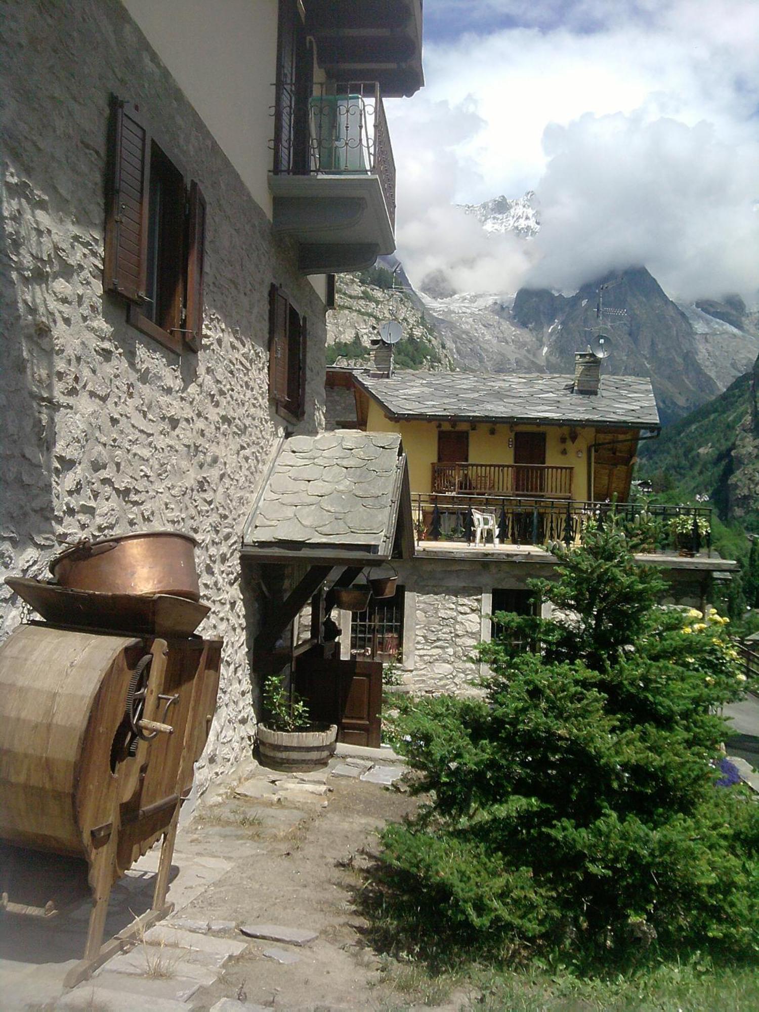 Hotel Ottoz Meublé Courmayeur Kültér fotó