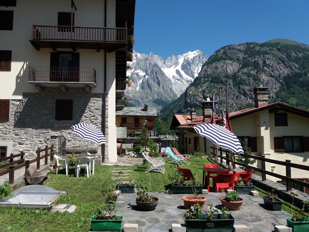 Hotel Ottoz Meublé Courmayeur Kültér fotó
