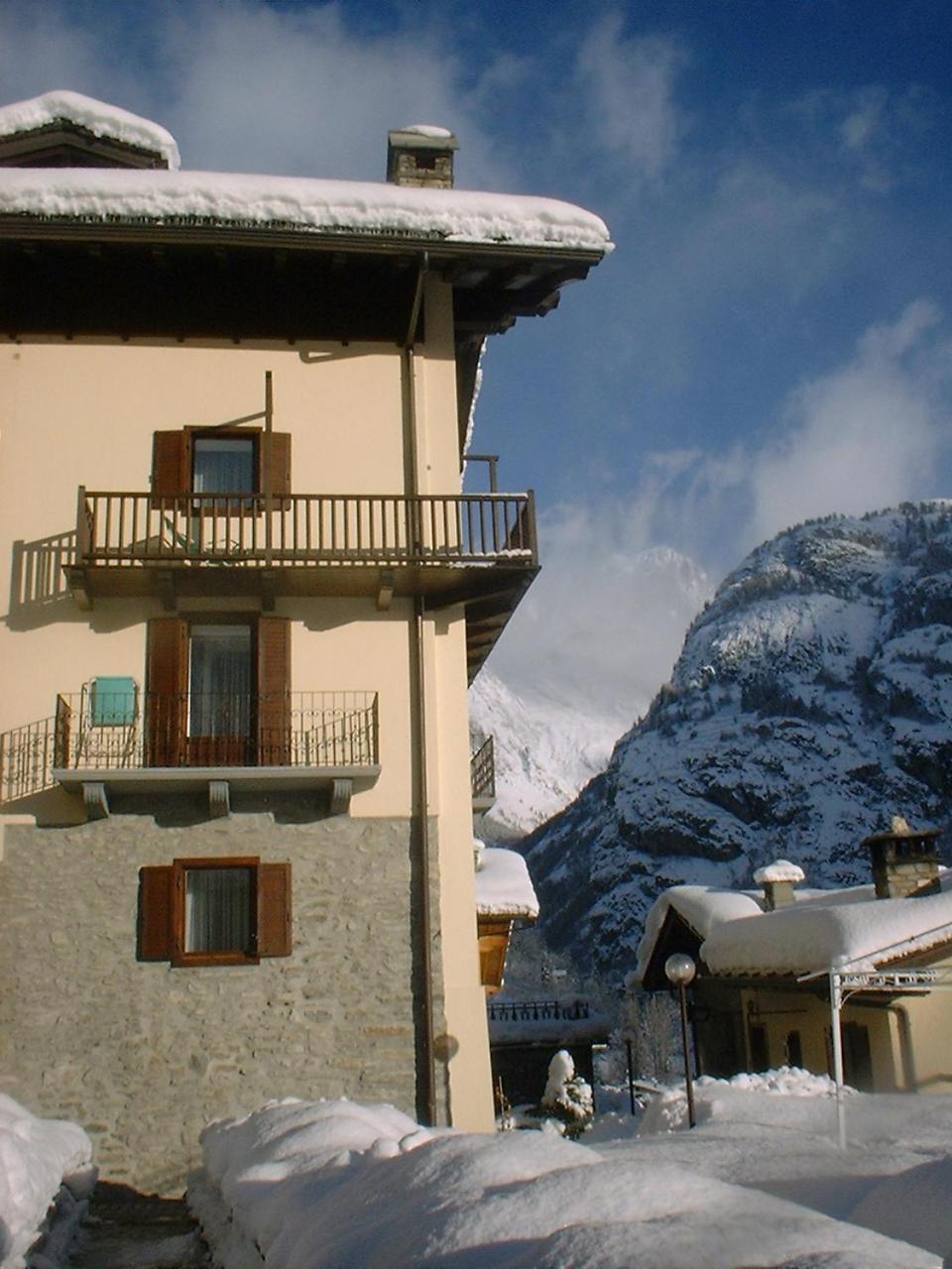 Hotel Ottoz Meublé Courmayeur Kültér fotó